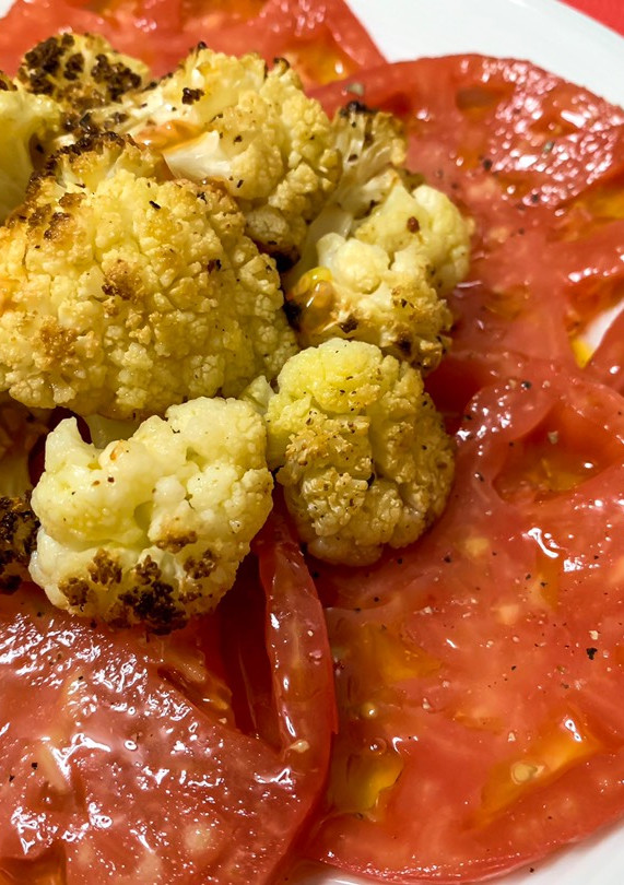 Una foto de Ensalada de coliflor al horno con tomate