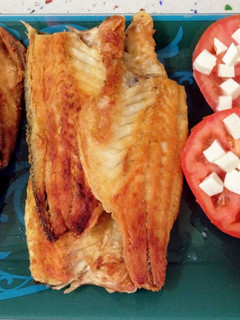 Una foto de Caballa frita, lubina a la plancha y ensalada de tomates con queso fresco