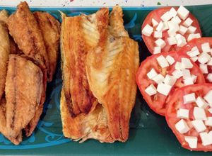 Una foto de Caballa frita, lubina a la plancha y ensalada de tomates con queso fresco