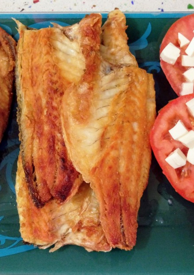 Una foto de Caballa frita, lubina a la plancha y ensalada de tomates con queso fresco