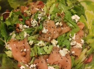 Una foto de Ensalada de salmón