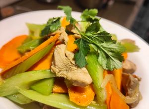 Hình của món Cần tây xào gà tây 🦃.