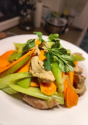 Hình của món Cần tây xào gà tây 🦃.