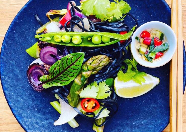 Lemon and Lime Charcoal Noodles with Green Herbs and Veggies ๐ฑ