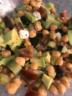 Una foto de Ensalada templada y completa con garbanzos