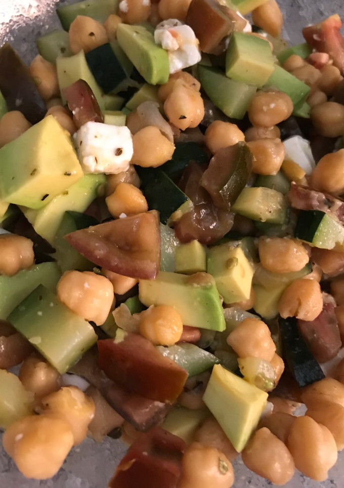 Una foto de Ensalada templada y completa con garbanzos