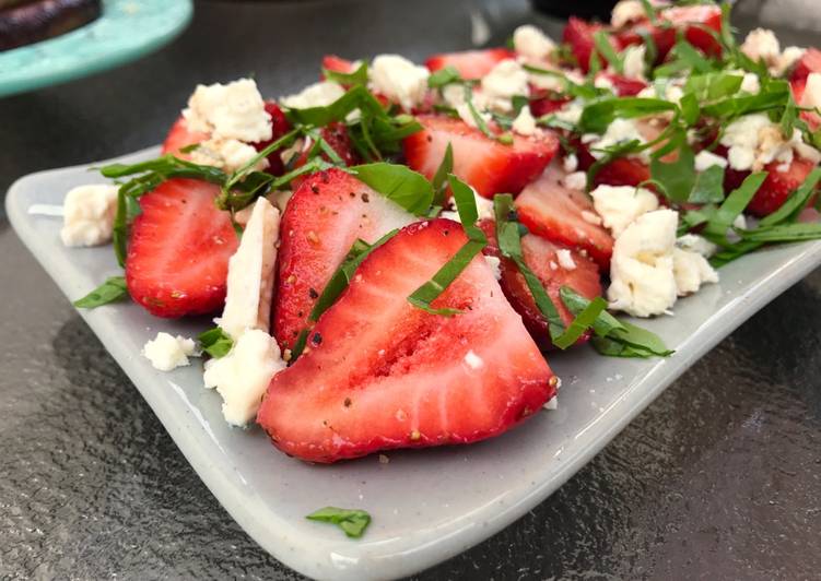 Recipe of Tasty Strawberries with Blue Cheese, Arugula & Balsamic