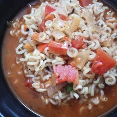 A picture of Spicy curry maggi.