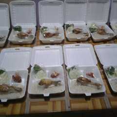 รูปของ Nasi uduk ayam lalapan