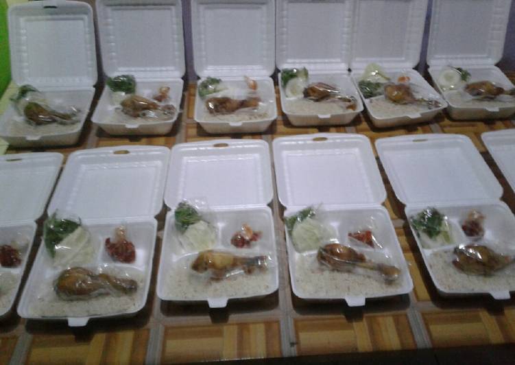 Nasi uduk ayam lalapan