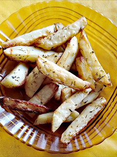 Una foto de Papas al Horno en merkén y tomillo