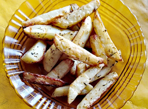 Una foto de Papas al Horno en merkén y tomillo