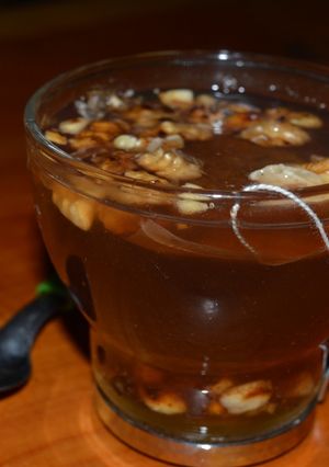 Una foto de Té con canelaShai ma’a Kirfe