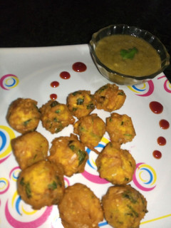 A picture of Moong dal fritters.