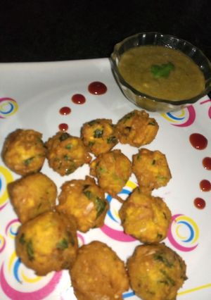 A picture of Moong dal fritters.
