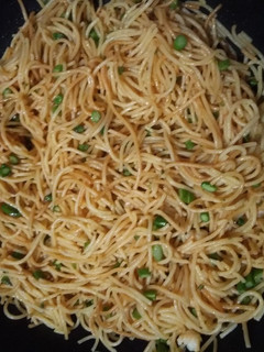 Una foto de Espaguetis con langostinos y espárragos