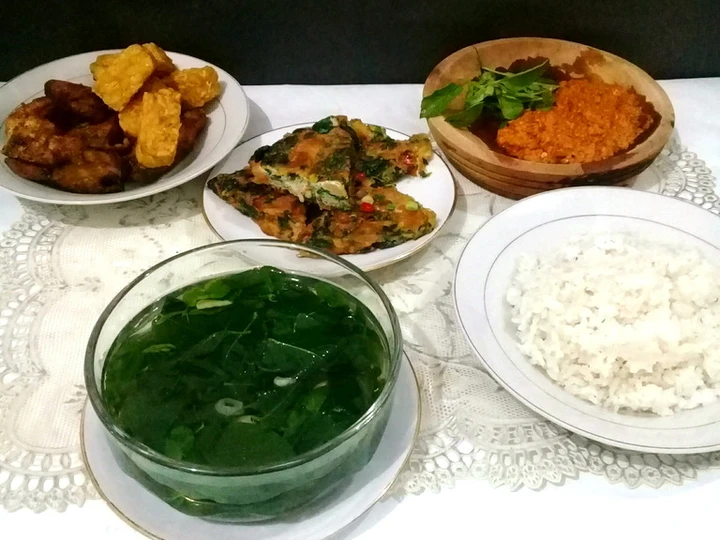 Langkah Gampang Membikin Resep  Sayur Bening Daun Katuk Kemangi yang Bisa Manjain Lidah, Menggugah Selera