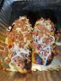 Plátano maduro relleno de queso mozzarella y carne molida
