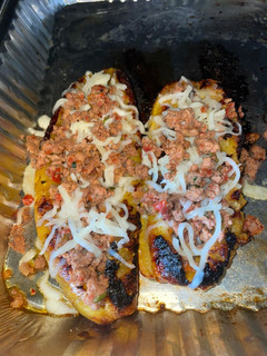 Una foto de Plátano maduro relleno de queso mozzarella y carne molida