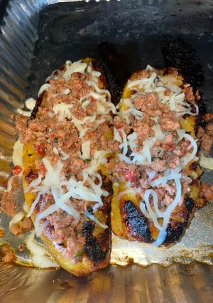 Una foto de Plátano maduro relleno de queso mozzarella y carne molida