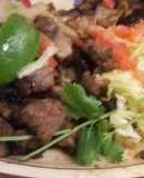 Tacos de bistec y puerco a la parrilla