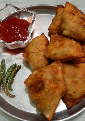চিলি গার্লিক সমোসা (Chilli garlic somosa recipe in bengali) রেসিপির প্রধান ছবি