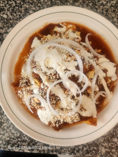 Una foto de Chilaquiles con Pollo en Salsa de Chile Pasilla