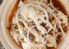 Chilaquiles con Pollo en Salsa de Chile Pasilla