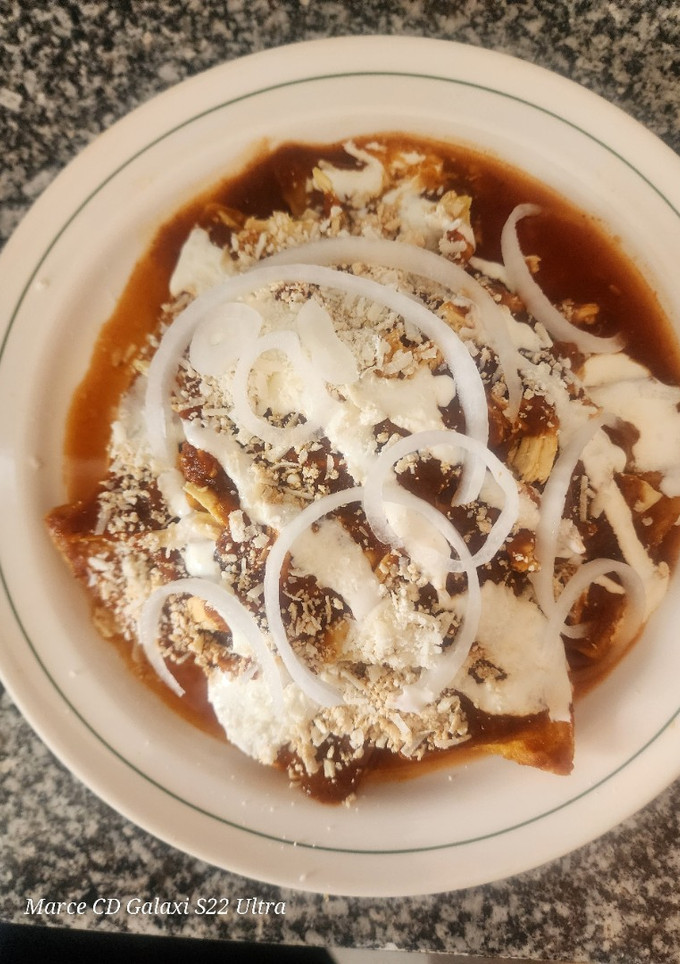 Una foto de Chilaquiles con Pollo en Salsa de Chile Pasilla