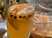 Una foto de sangria vino con fruta
