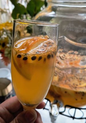 Una foto de Sangría de maracuyá y cítricos