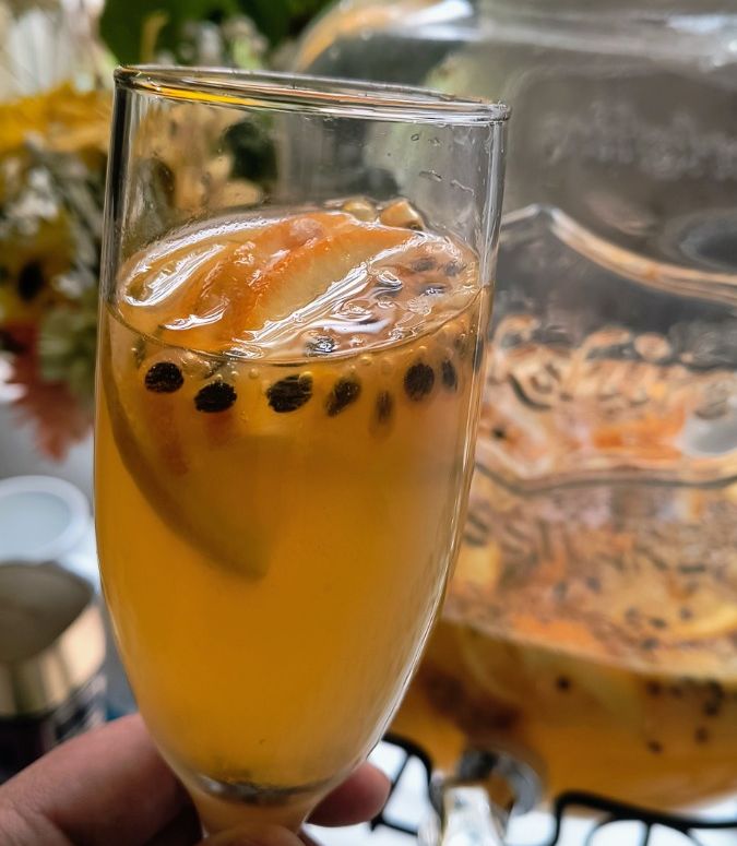 Una foto de Sangría de maracuyá y cítricos