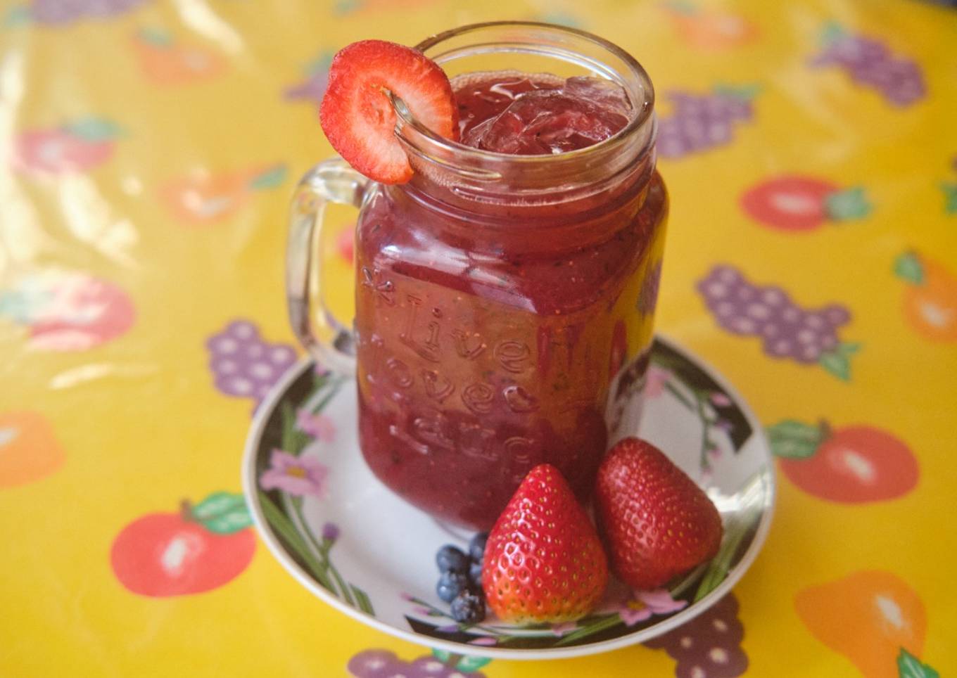 Agua Fresca de Fresas y Arándanos