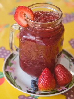 Una foto de Agua Fresca de Fresas y Arándanos