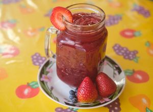 Una foto de Agua Fresca de Fresas y Arándanos
