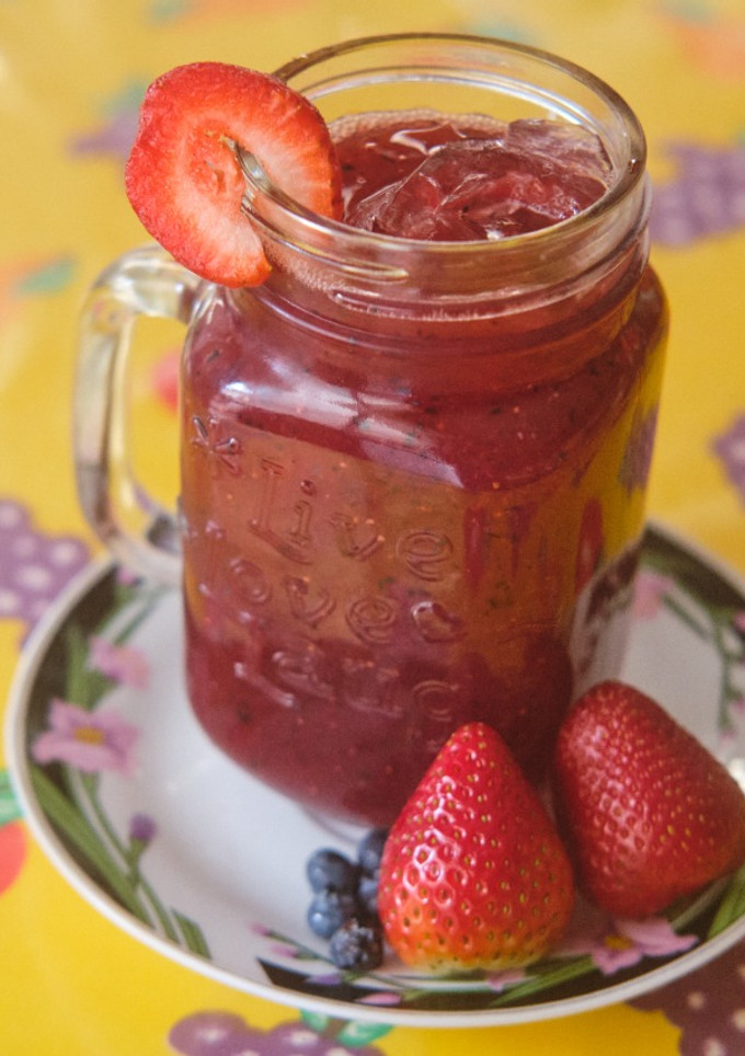 Una foto de Agua Fresca de Fresas y Arándanos