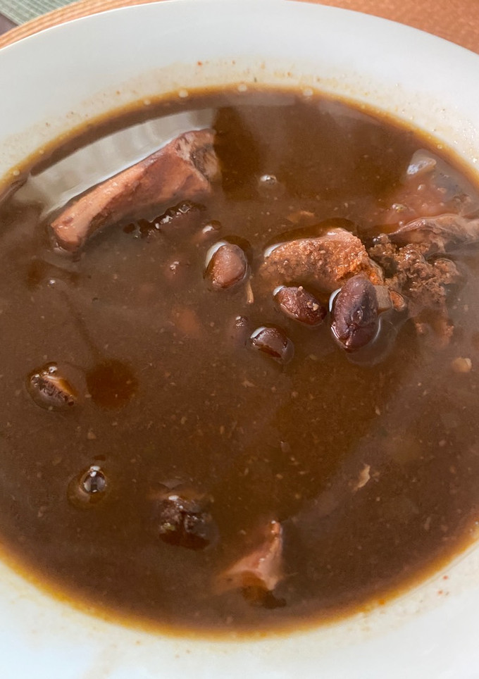 Una foto de Frijoles Negros con Puerco