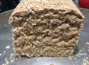 Una foto de Pan de molde integral con avena