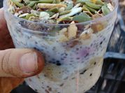 Una foto de compota manzana con yogur