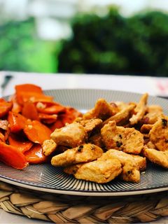Una foto de Pollo adobado con boniato asado y sal de limón 🍋