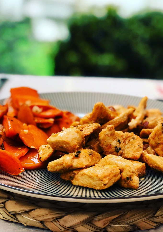 Una foto de Pollo adobado con boniato asado y sal de limón 🍋
