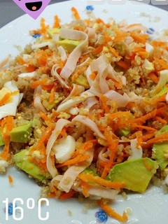 Una foto de Ensalada de quinoa aguacate huevo cocido zanahoria tiras de pavo