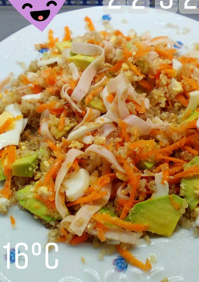 Una foto de Ensalada de quinoa aguacate huevo cocido zanahoria tiras de pavo