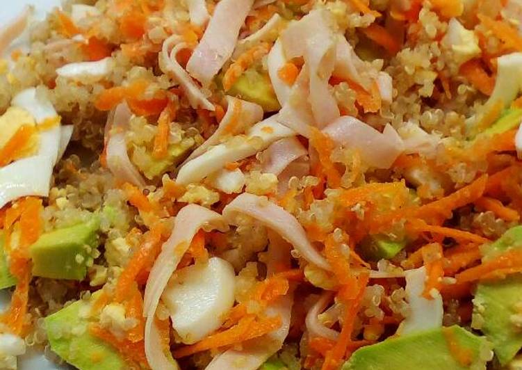 Ensalada de quinoa aguacate huevo cocido zanahoria tiras de pavo