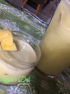 Una foto de Agua de guayaba, apio y Piña
