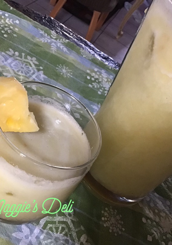 Una foto de Agua de guayaba, apio y Piña