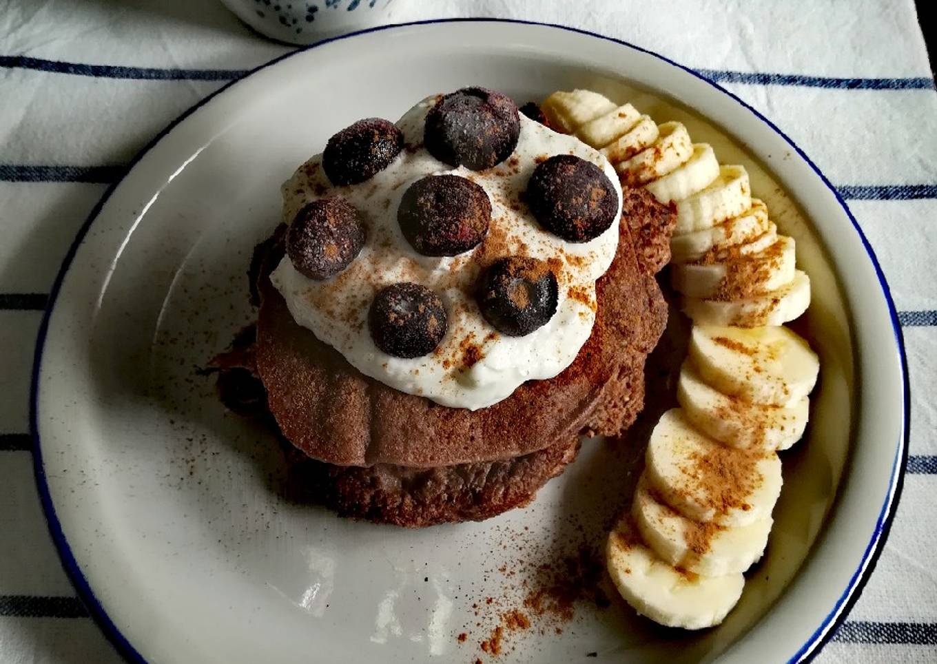 Tortitas de cacao con arándanos y plátano