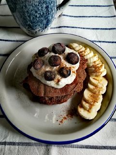 Una foto de Tortitas de cacao con arándanos y plátano