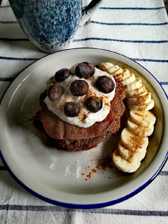 Una foto de Tortitas de cacao con arándanos y plátano