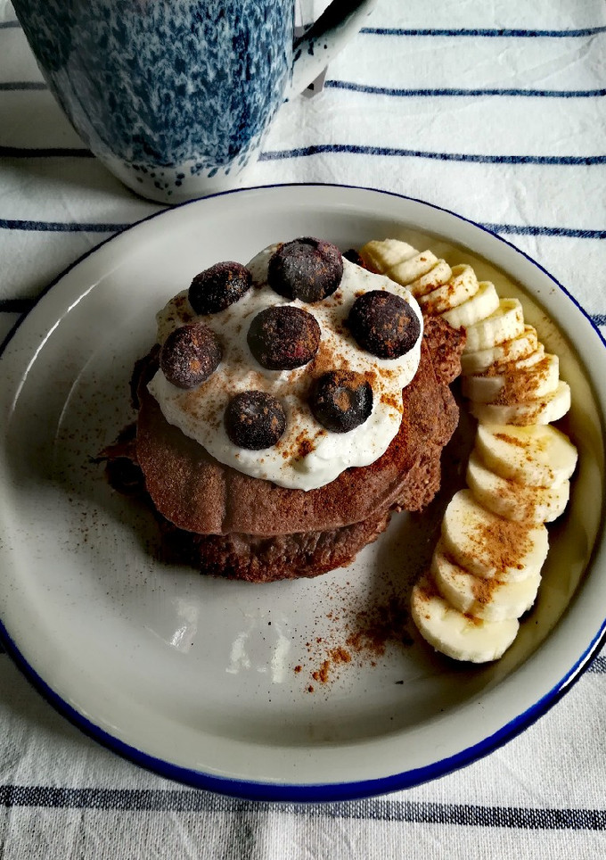 Una foto de Tortitas de cacao con arándanos y plátano